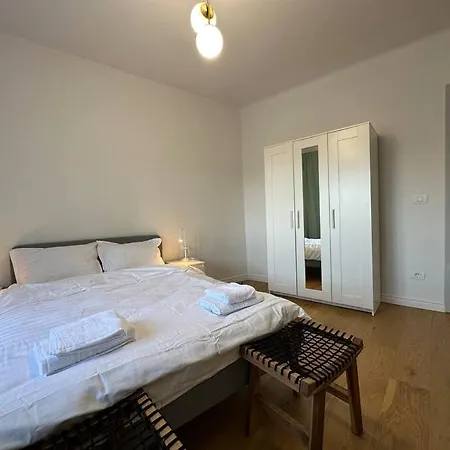 Cozy - 30 Sqm Terrace דירה בוקרשט